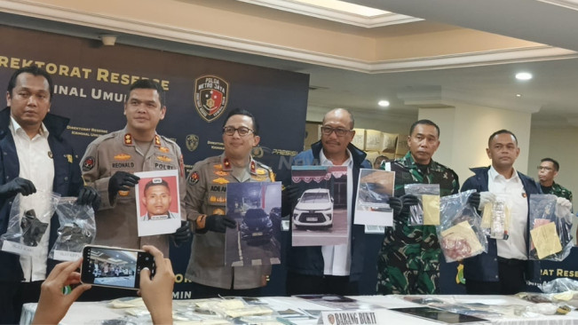 Danpomdam Jaya Kolonel Cpm Donny Agus Priyanto (kedua dari kanan) dalam rilis kasus penculikan dan pembunuhan Kacab BRI Cempaka Putih Mohammad Ilham Pradipta, Selasa (16/9/2025). [FTNews.co.id/Selvianus Kopong Basar]